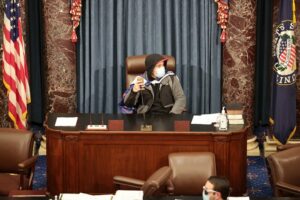 WASHINGTON, DC – 06 de janeiro: Um manifestante se senta na Câmara do Senado, em 6 de Janeiro de 2021, em Washington nos Estados Unidos.